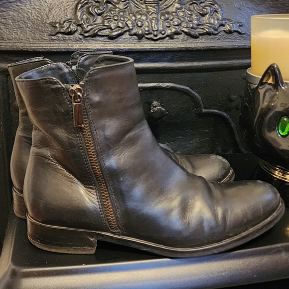 Lujans Black Leather Women's Boots, Size 36/5.5-6 - Picture 4 of 11